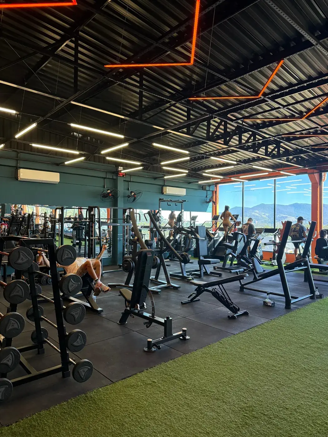 Academia: área de musculação iluminada