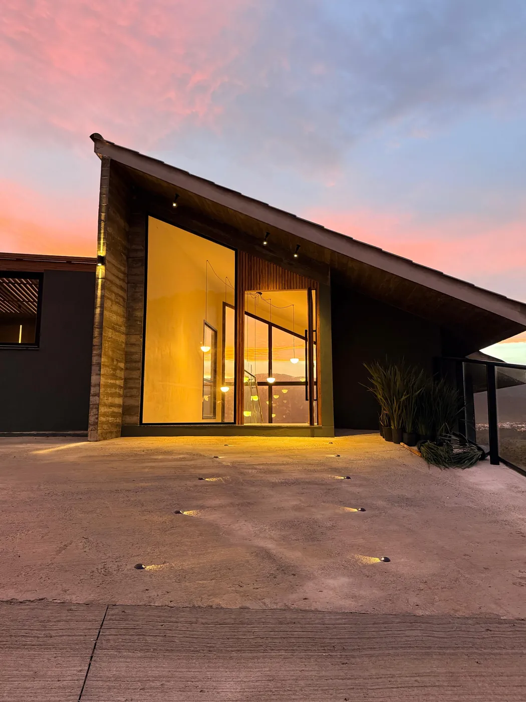 Casa com fachada e balizadores iluminados