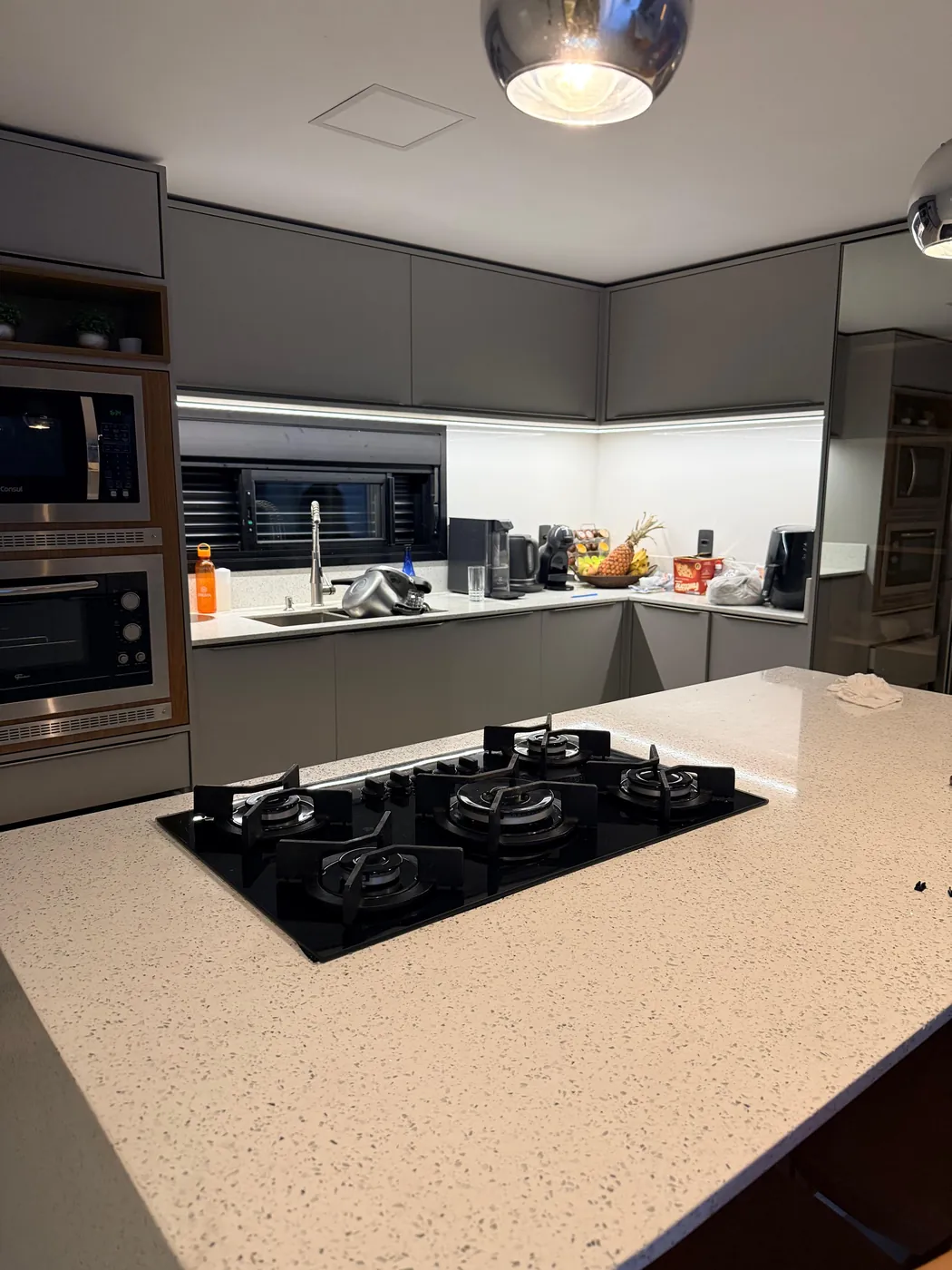 Cozinha com LED sob os armários