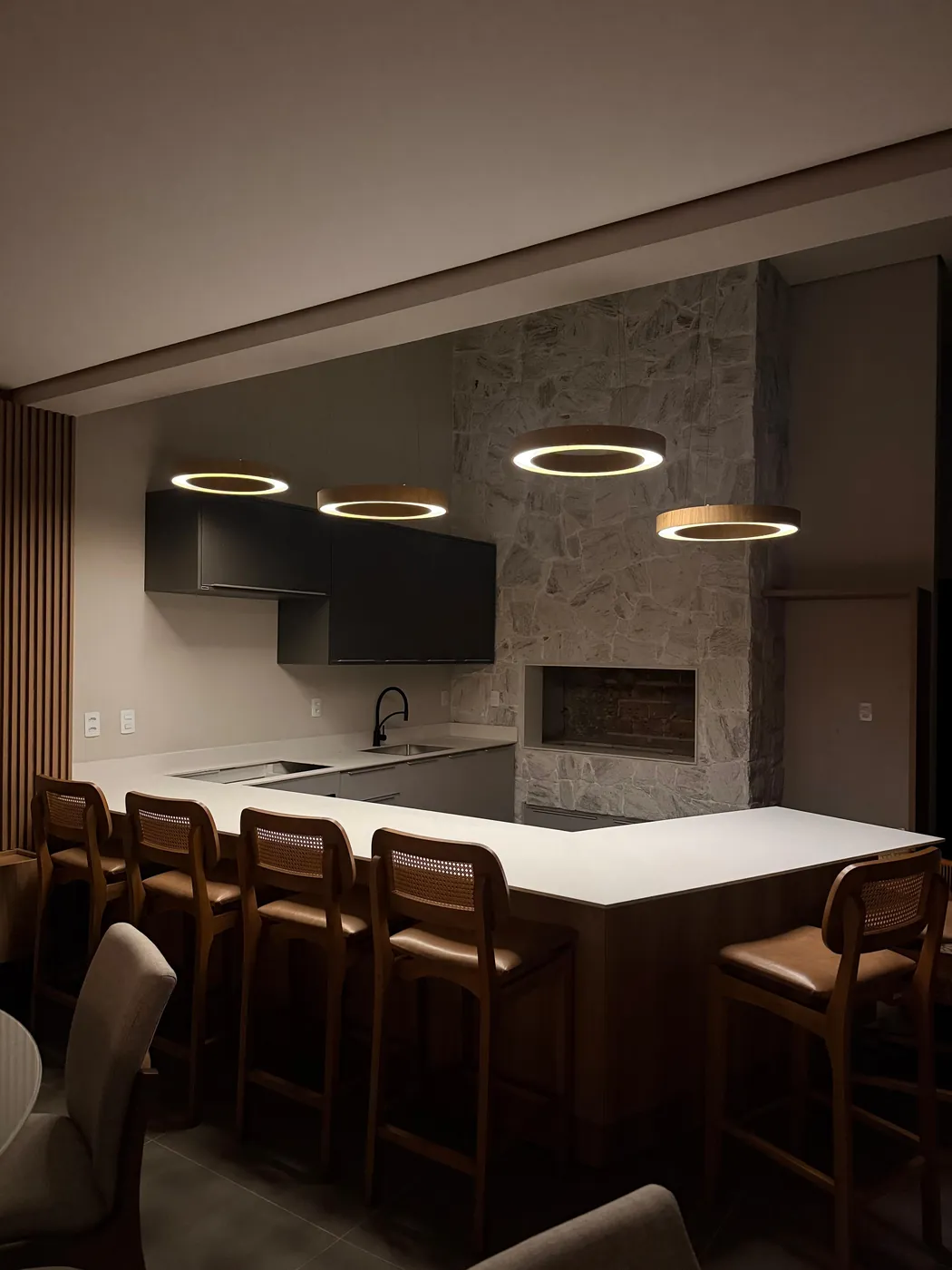 Espaço gourmet com pendentes circulares