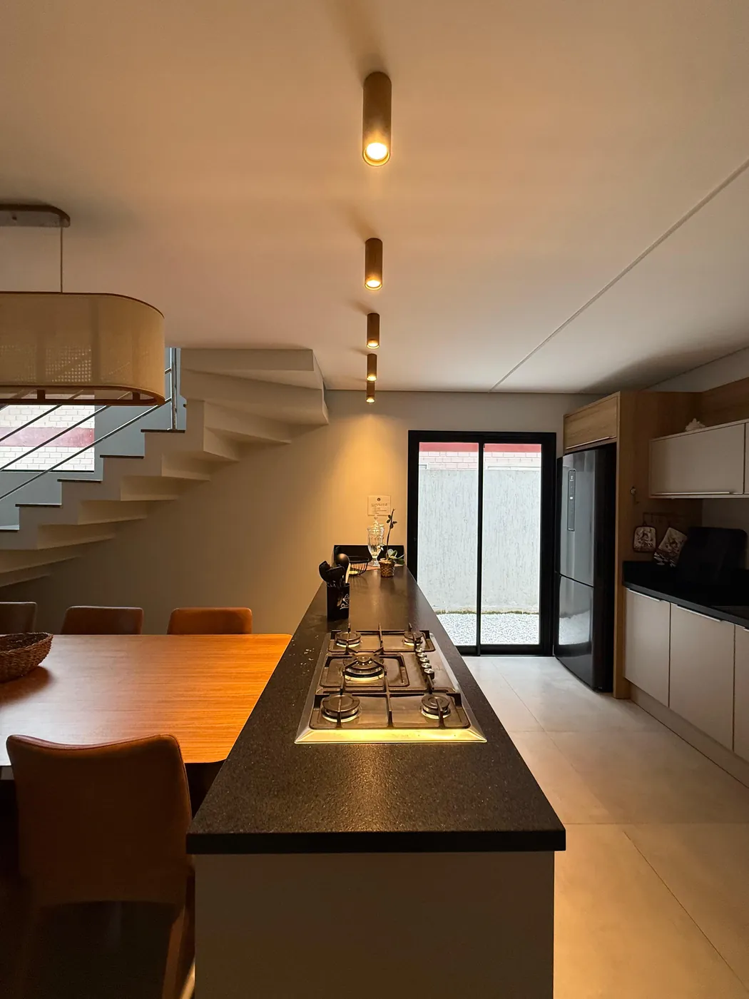 Cozinha com ilha e spots embutidos