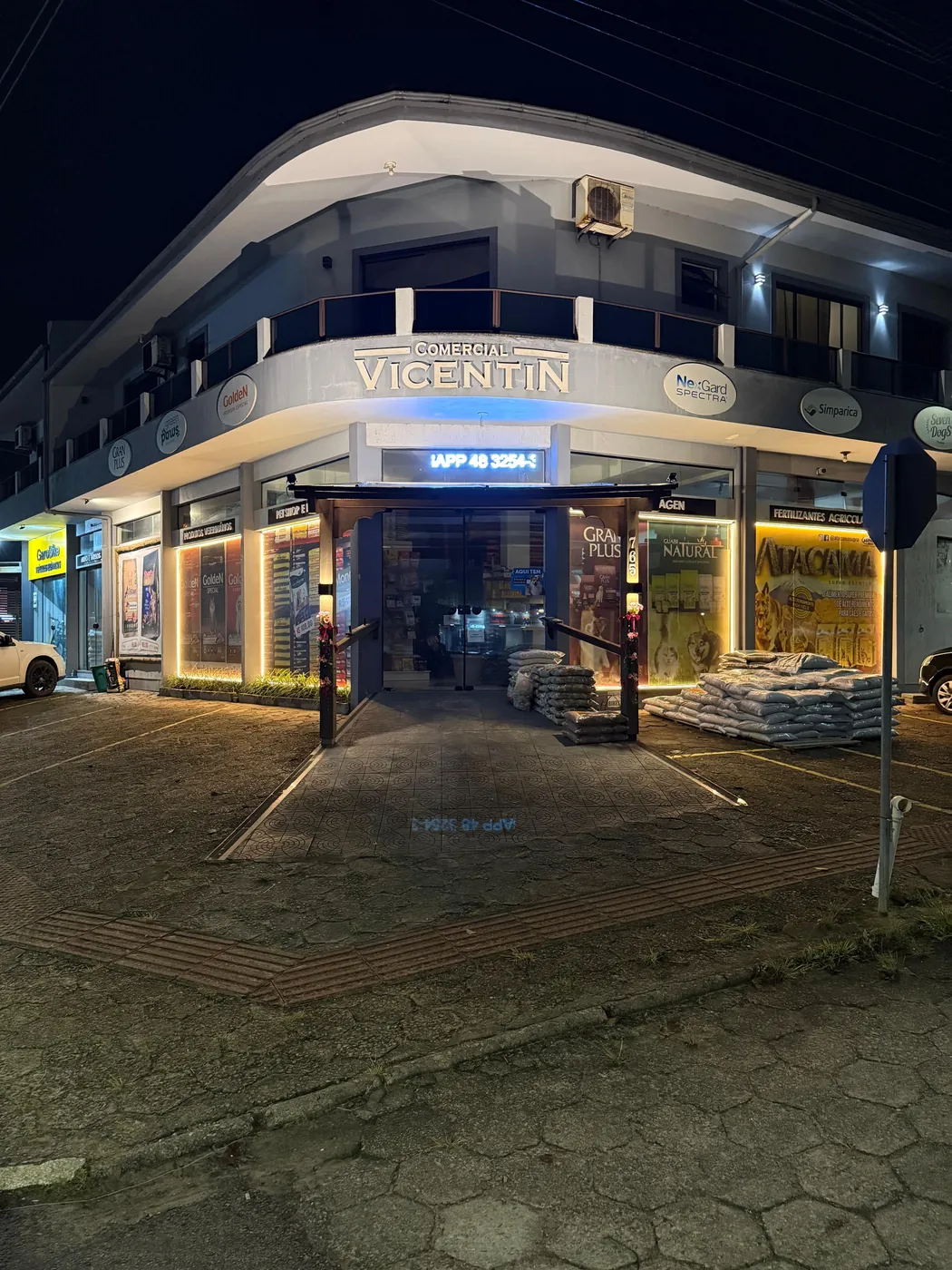 Fachada comercial iluminada à noite