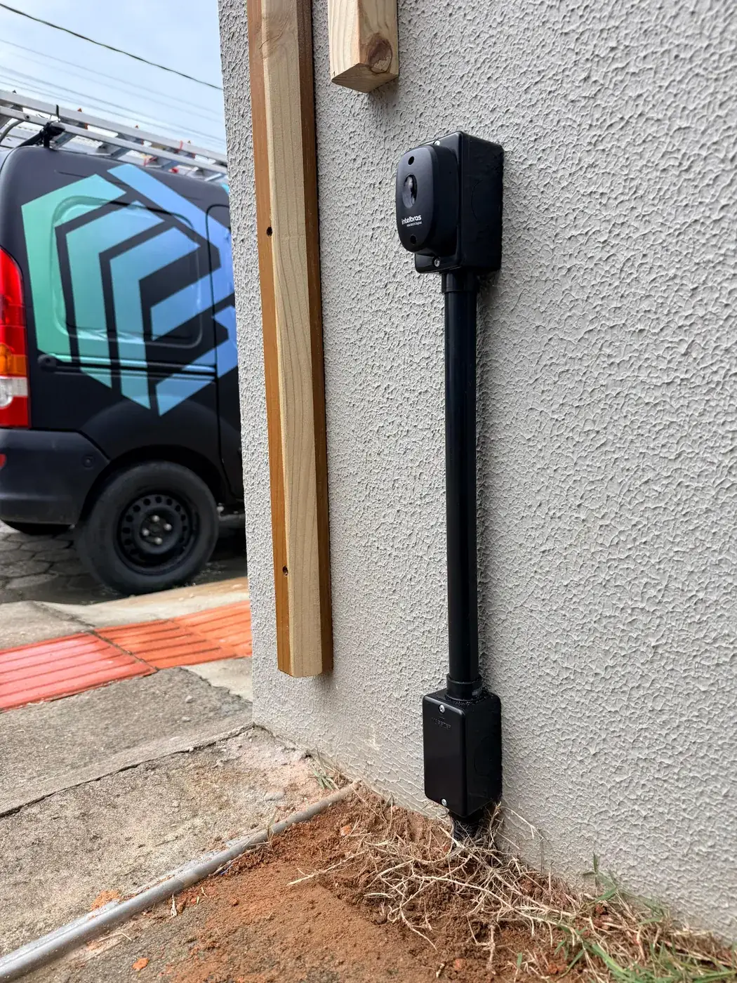 Fotocélula em coluna com eletroduto