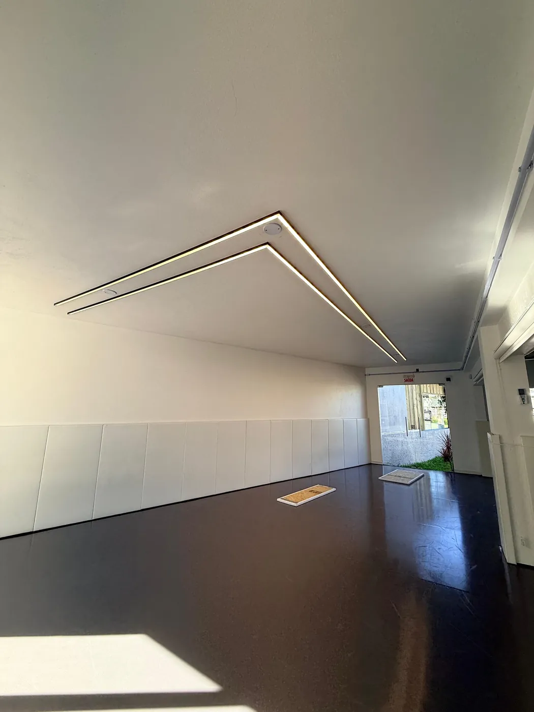 Sala com perfis de LED no teto