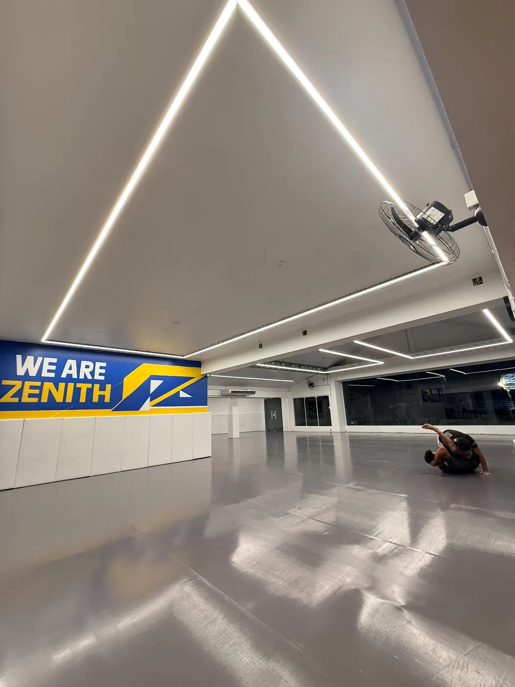Perfis de LED em espaço comercial