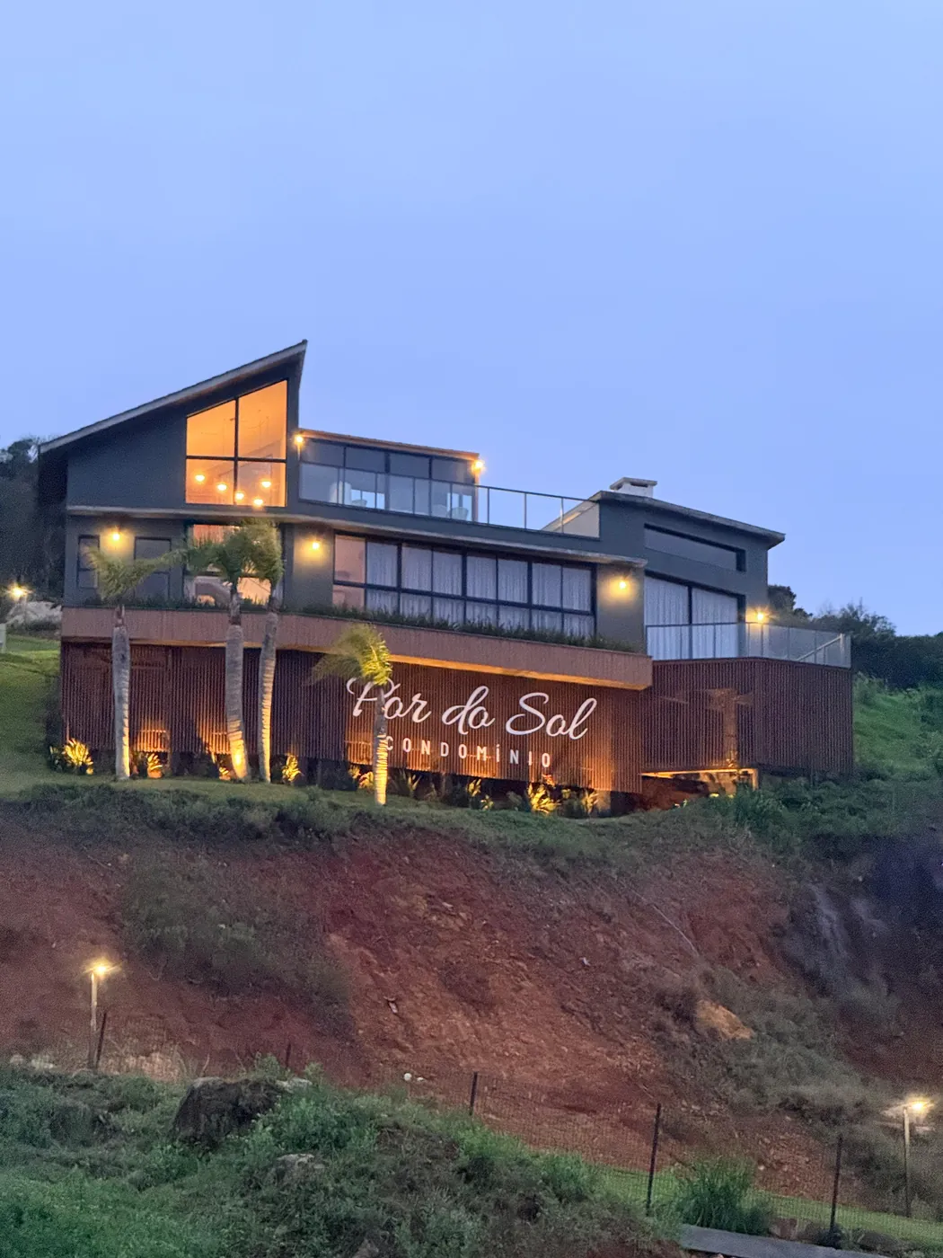 Fachada residencial iluminada ao entardecer