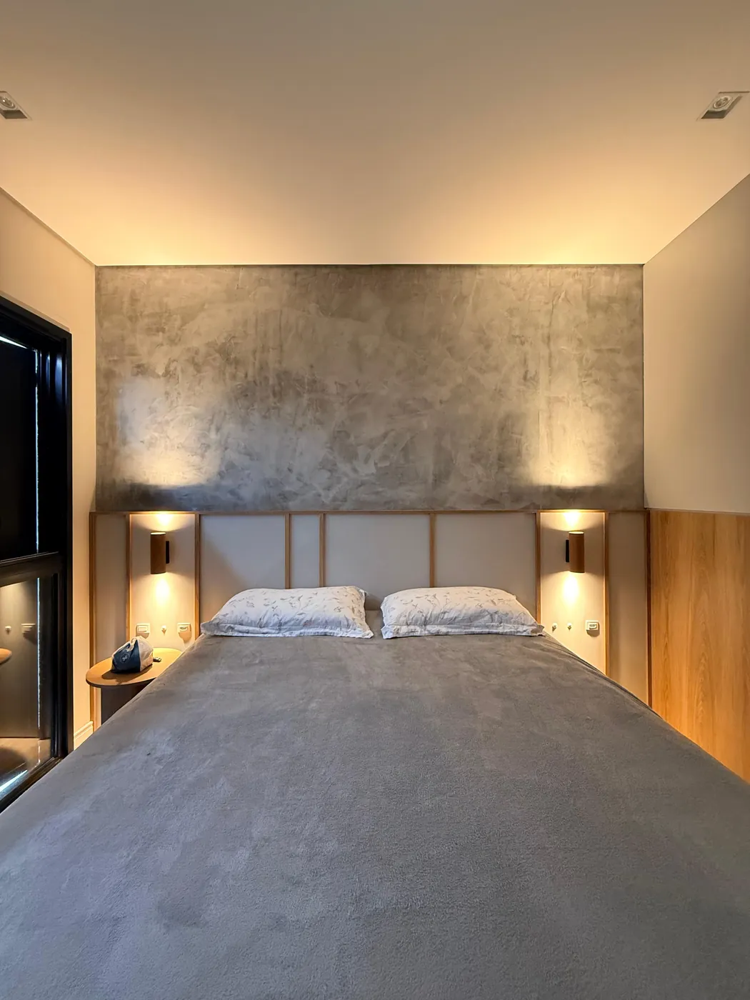 Quarto com arandelas e luz indireta