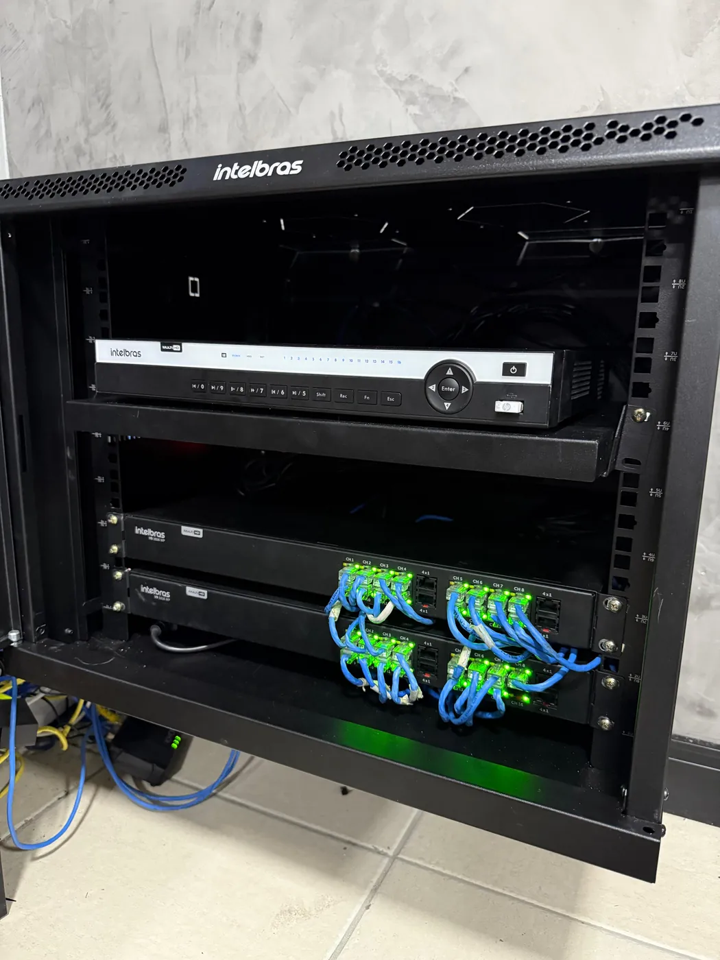 Rack de CFTV e rede organizado